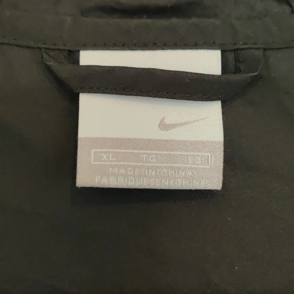 Nike lightweight, black packable running top with hood XL - Picture 2 of 11